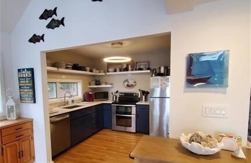 Huddleston House | Hot Tub, Fireplace & Pet Friendly! Come Visit "Lake It or Knot"!