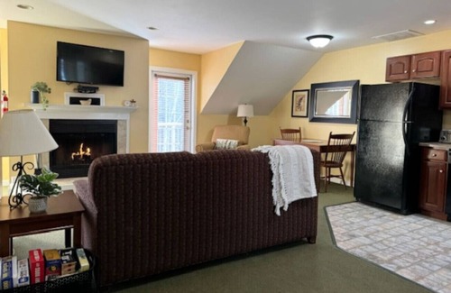 Francestown House | Hot Tub & Fireplace | Relax Near Ski & Golf