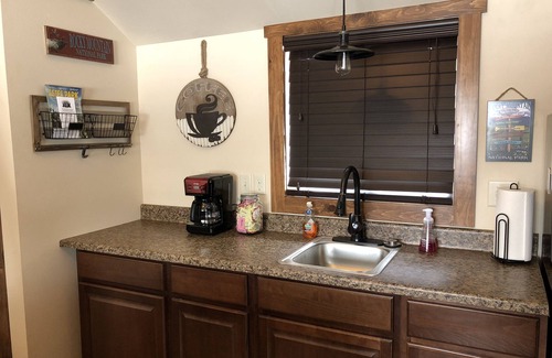 Estes Park Apartment | Hot Tub for Stargazing! Peaceful Totally Remodeled Studio! Excellent Location!