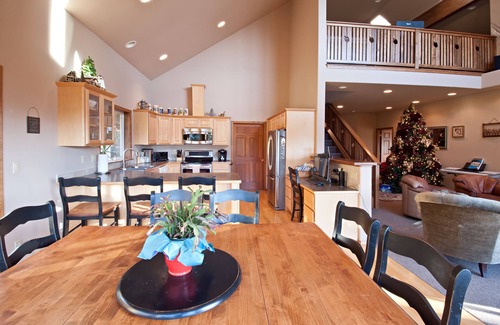 Leavenworth House | Hot Tub~ Game Room~ Fast WiFi & 1 Mile from Town