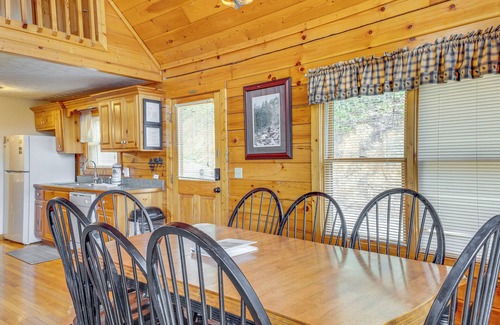 Black Bear Falls Cabin | Hot Tub & Game Room: Log Cabin 2 Mi to Ripley’s!