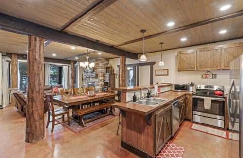 Last Chance House | Hot Tub - Game Room - Sleeps 20 - 35mi to Yellowstone