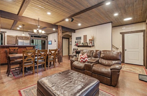 Last Chance House | Hot Tub - Game Room - Sleeps 20 - 35mi to Yellowstone