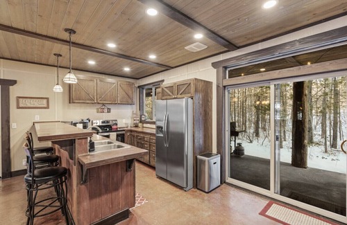 Last Chance House | Hot Tub - Game Room - Sleeps 20 - 35mi to Yellowstone