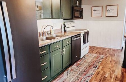 Mineral Point House | Hot Tub+Game Room-The Hangout XL