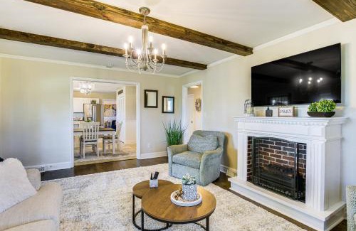 Greer House | Hot Tub, Games and Sunroom Family Home in Greer!