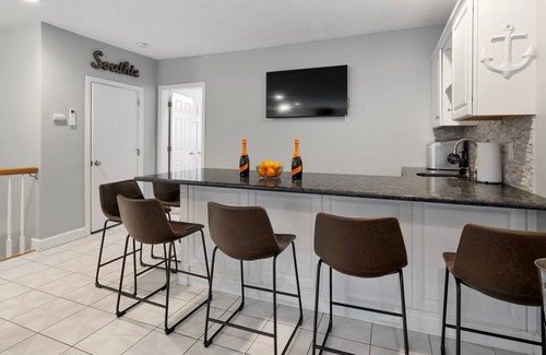 Telegraph Hill House | Hot Tub~Heart of Southie~BBQ