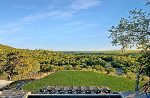 Leander House | Hot Tub, Heated Infinity Pool, Perfect Hill Country Estate on 10 Acres