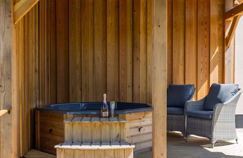 Chilworth Cottage | Hot tub heaven on the farm!