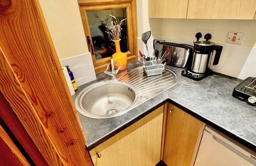 Carmarthen Cabin | Hot Tub Hideaway- The Nature’s Nook Retreat- Rural Carmarthen