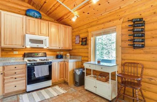 Valley of the Sun Cabin | Hot Tub Hideaway w/Views & Deck in Fairplay!