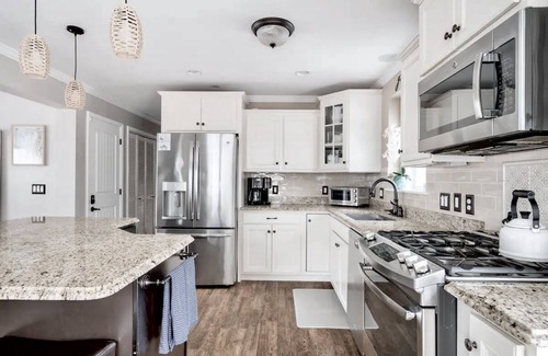 Town Bank House | Hot Tub Holiday Escape! Fireplace + 500ft to Private Beach, close to all!