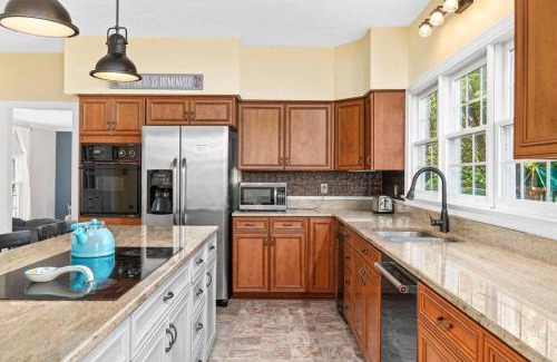 Lakeview House | Hot Tub - Home Gym - Fire Pit - Game Room - Private Footpath to Winery