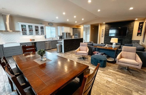 Oceano House | Hot Tub - Just Steps to the Beach - Sleeps 12!