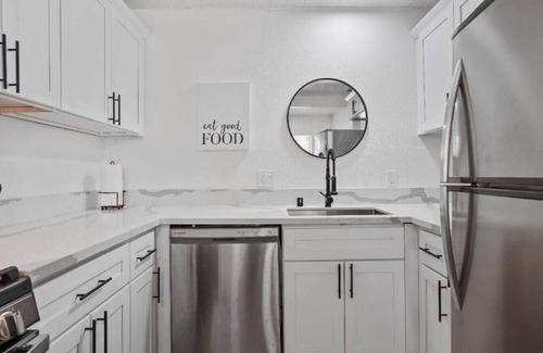 West Sacramento House | Hot Tub * King Bed * Workspace * 10 Mins to DT