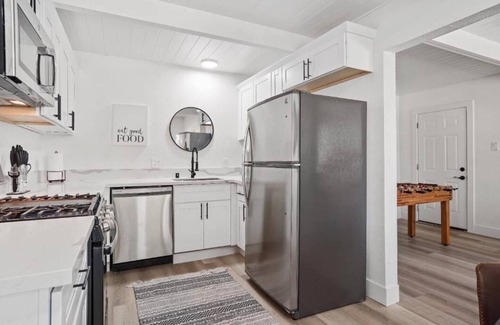 West Sacramento House | Hot Tub * King Bed * Workspace * 10 Mins to DT