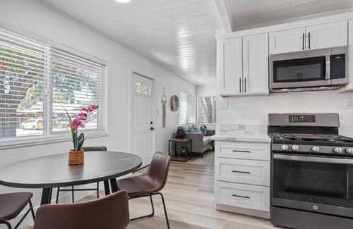 West Sacramento House | Hot Tub * King Bed * Workspace * 10 Mins to DT