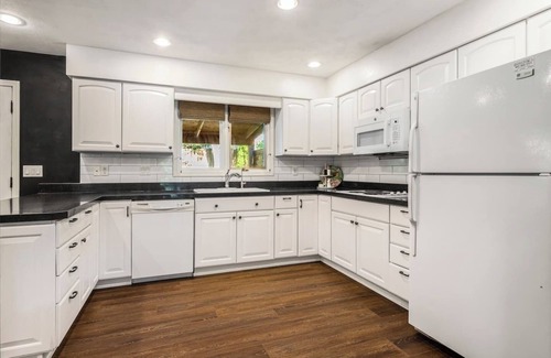West Omaha House | Hot Tub | King Beds | 65-inch HDTV | BBQ Grill