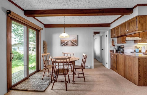 Olcott Cottage | *HOT TUB * Lake Front | Near Olcott Beach | King Bed