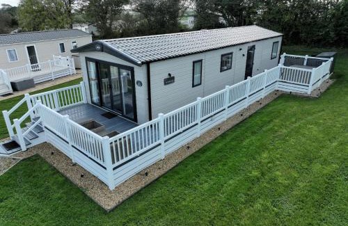 Grampound House | Hot Tub Lodge Cornwall - Meadow Lakes Holiday Park