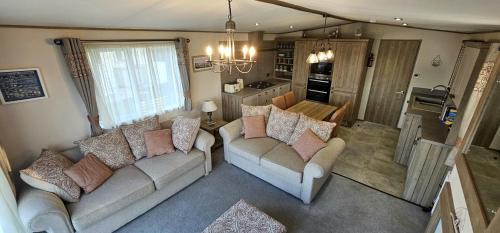 Grampound House | Hot Tub Lodge Cornwall - Meadow Lakes Holiday Park