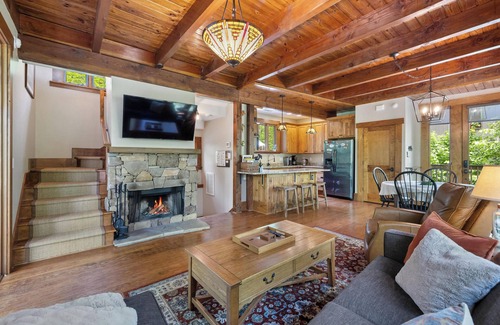 Cheshire House | HOT TUB & PET-FRIENDLY Cabin in Cheshire Village
