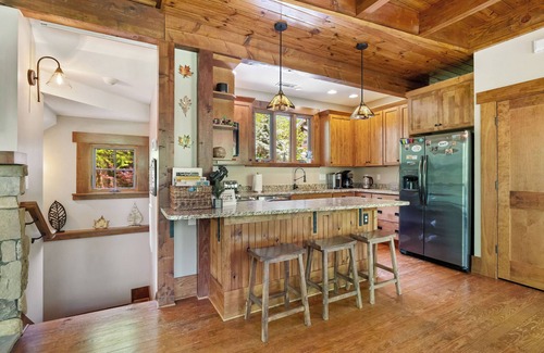 Cheshire House | HOT TUB & PET-FRIENDLY Cabin in Cheshire Village