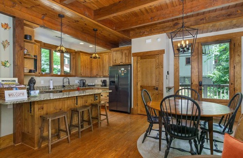 Cheshire House | HOT TUB & PET-FRIENDLY Cabin in Cheshire Village