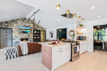 Manor House | Hot Tub Pool + Firepit + Gameroom ~ Guesthouse