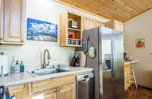 Cornville Cottage | Hot Tub, Pool, King Bed, Views, and NO checkout chores @ Stargazer Cottage!