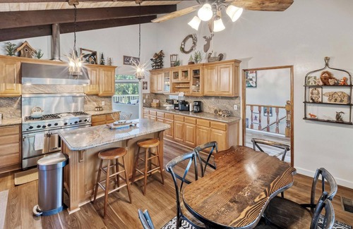 Eagle Mountain Estates Cabin | HOT TUB! Pool Table! Theater Area! Propane Barbecue! Multiple Fireplaces! Gourmet Kitchen!