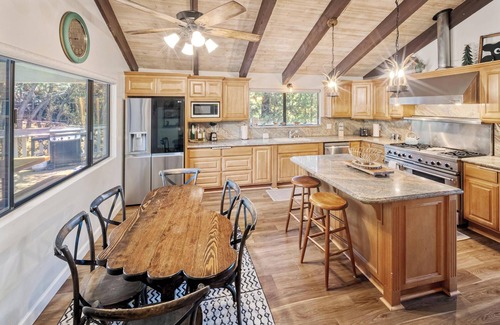 Eagle Mountain Estates Cabin | HOT TUB! Pool Table! Theater Area! Propane Barbecue! Multiple Fireplaces! Gourmet Kitchen!