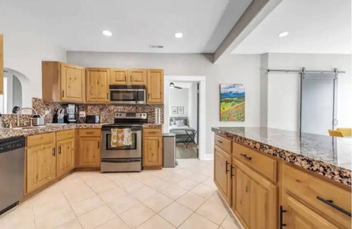 Edgewater House | Hot tub, Quiet 3 Bedroom, Close to Downtown, WFH