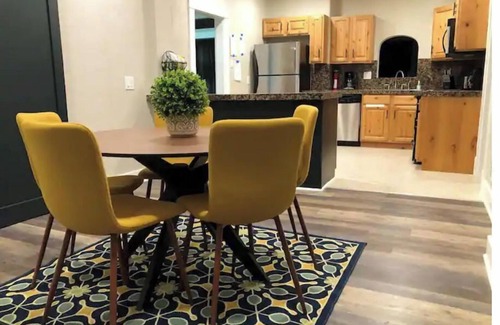 Edgewater House | Hot tub, Quiet 3 Bedroom, Close to Downtown, WFH