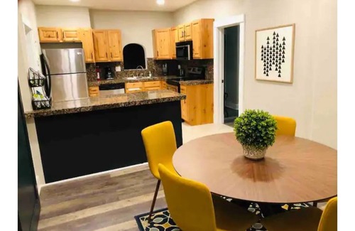 Edgewater House | Hot tub, Quiet 3 Bedroom, Close to Downtown, WFH