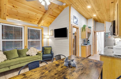Greenville Cabin | Hot Tub! Riverfront Cabin 6 min to GVL - Sleeps 4