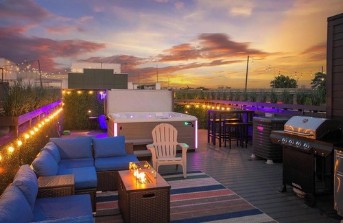 Katie Hill Neighborhood House | Hot Tub & Rooftop Views - Twang Town Terrace