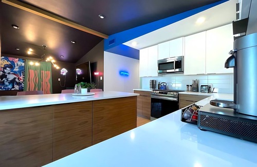 MLK House | Hot Tub Royale Rainey Street — 6 minute drive