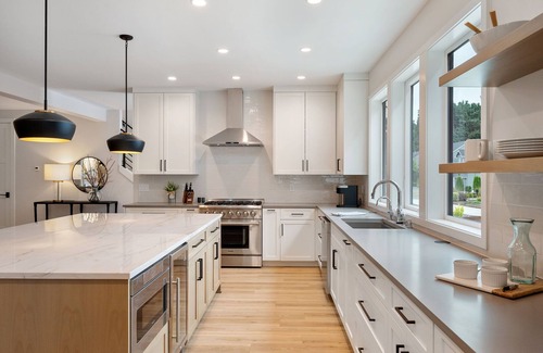 West Linn House | Hot tub, sauna, close to shops & restaurants!
