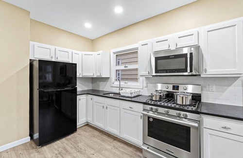 Constable Hook House | Hot Tub | Sauna | Gaming | Outdoor Grilling | NYC | EWR | Sleeps 30