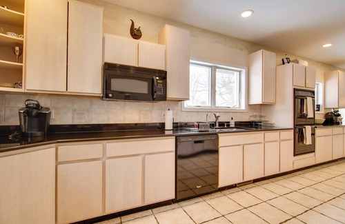 Hoffman Estates Villa | Hot Tub & Sauna: Hoffman Estates Villa in Elgin!