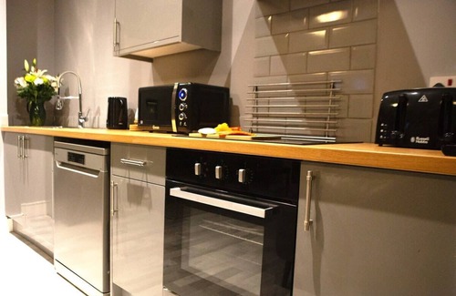Birkenhead Apartment | Hot Tub Sleeps 20 Near Liverpool - 7 bedrooms