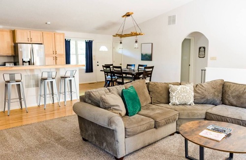 Massanutten House | Hot Tub! Spacious & Relaxing! Child/Dog Friendly! Close to all the Fun!