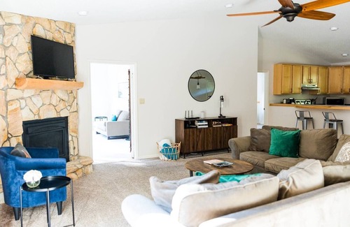 Massanutten House | Hot Tub! Spacious & Relaxing! Child/Dog Friendly! Close to all the Fun!