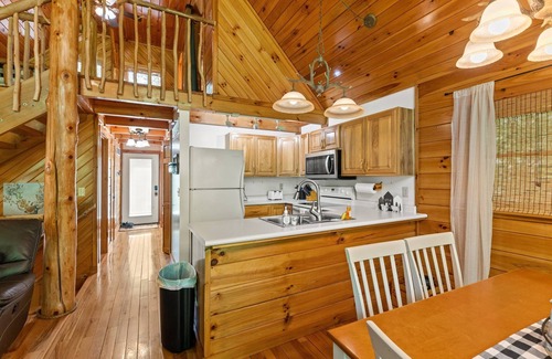 Slade Cabin | Hot Tub & WiFi - Family Cabin - Birdsong - Red River Gorge, Kentucky!