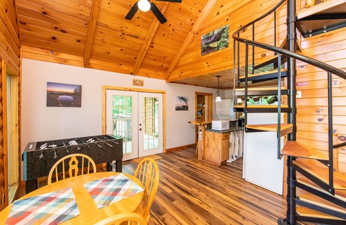 Slade Cabin | Hot Tub & WiFi - Gorgeous View Cabin - Large Family Cabin in Red River Gorge, Kentucky!