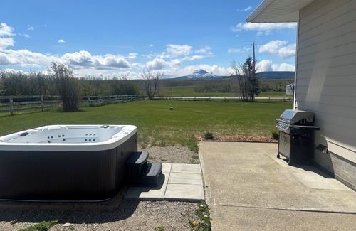 Mountain View House | ✔Hot Tub✔Games Room✔Walk-in Sauna✔7 BM✔15 minutes from Waterton Park✔