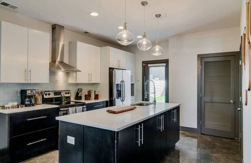 Chestnut Hill House | Hot Tubs + Rooftops | Sleeps 20 Near Broadway