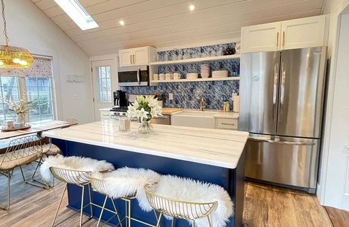Yarmouth Port House | ★HOT TUB★Walk-Village & Dennis Pond Beach ★FIRE-PIT★Pet-Friendly★Outdoor Shower★
