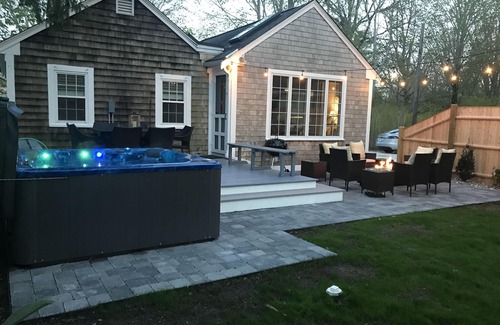 Yarmouth Port House | ★HOT TUB★Walk-Village & Dennis Pond Beach ★FIRE-PIT★Pet-Friendly★Outdoor Shower★